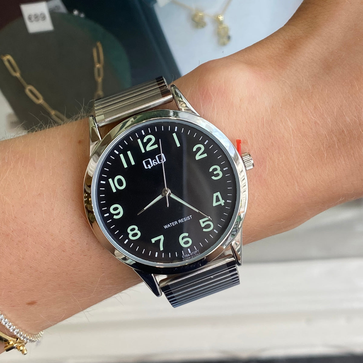 Q&Q Gents Silver Watch with Expandable Strap