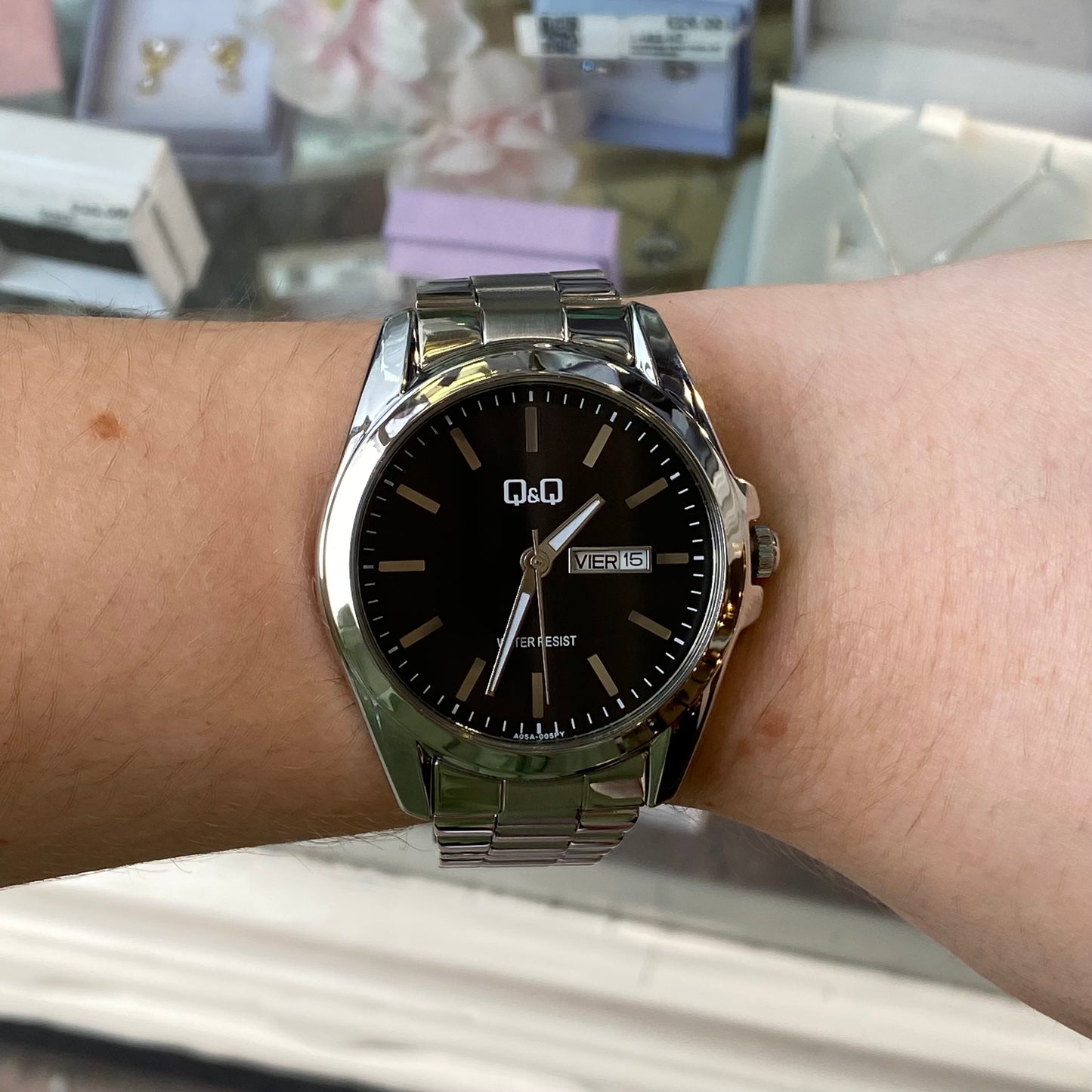 Q&Q men's silver three-link watch with round dial and metal bracelet, stylish and classic timepiece for men.