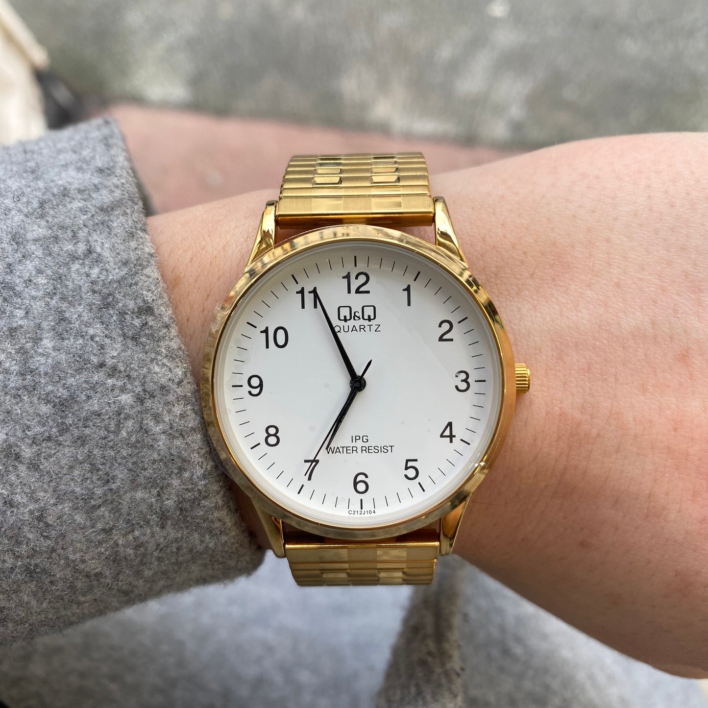 Q&Q Gents Gold Watch with Expandable Strap - John Ross Jewellers