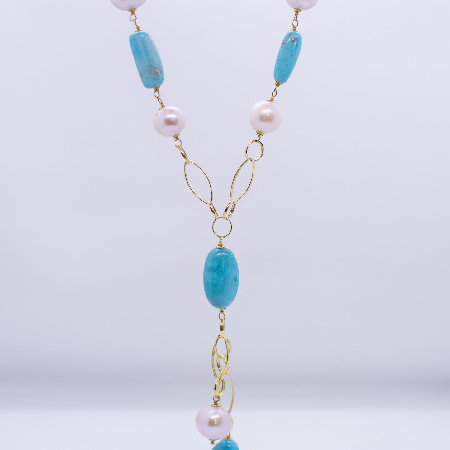 18ct Gold Turquoise and Cultured Freshwater Lariat Necklace 60cm necklace with a 10cm lariat. 18ct yellow gold