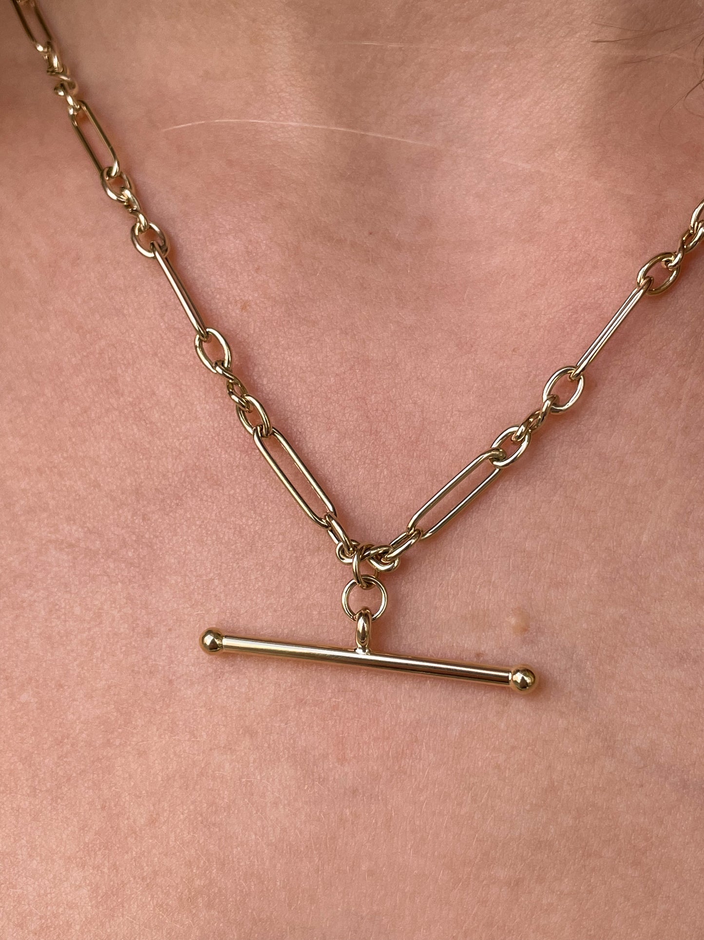 9ct gold T-bar necklace from PJD with a 45cm chain, featuring a sleek T-bar pendant on a polished gold chain.