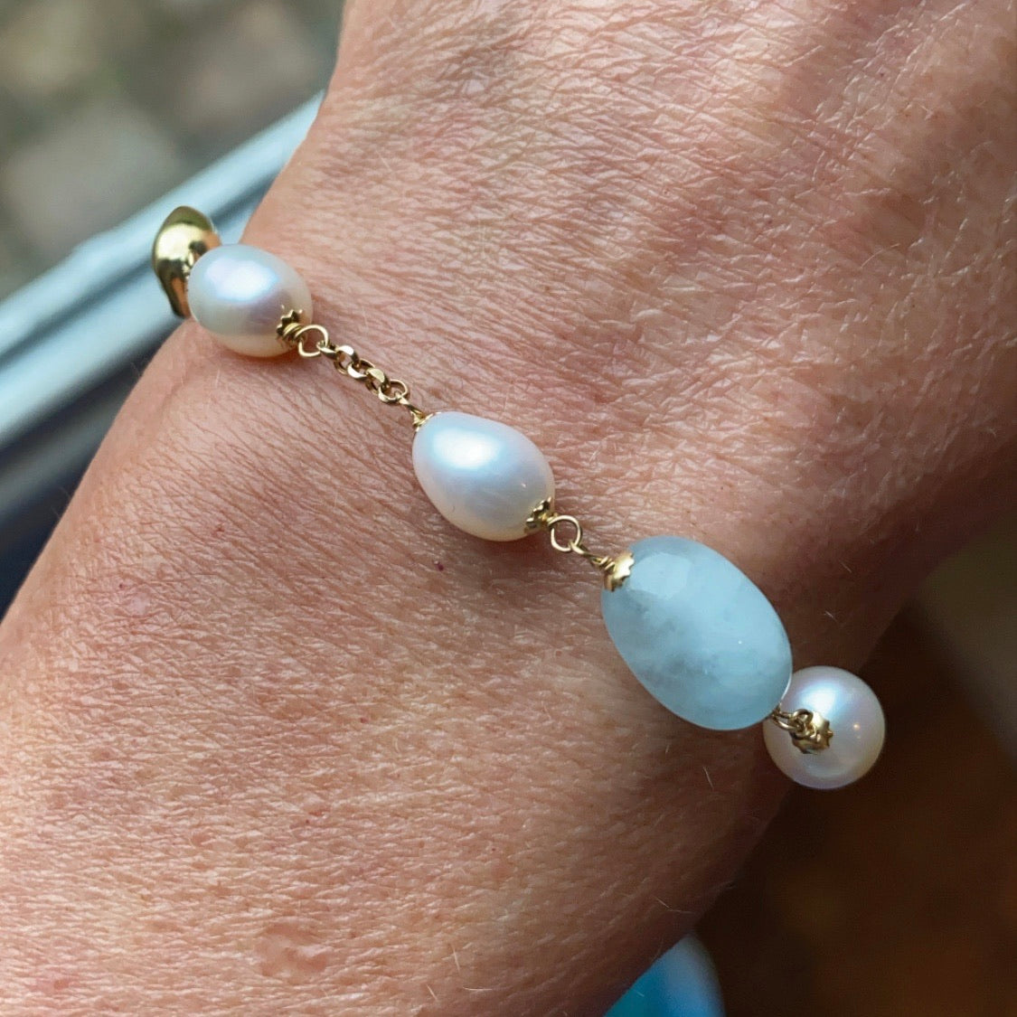 18ct Gold Silky Aquamarine and Cultured Freshwater Pearl Chain Bracelet Pearl dimensions: 10mm x 8mm approximately Silky Aquamarine dimensions: 12mm x 10mm approximately 19cm long 18ct yellow gold This item can be ordered in a variety of lengths. Please contact us for custom requirements.