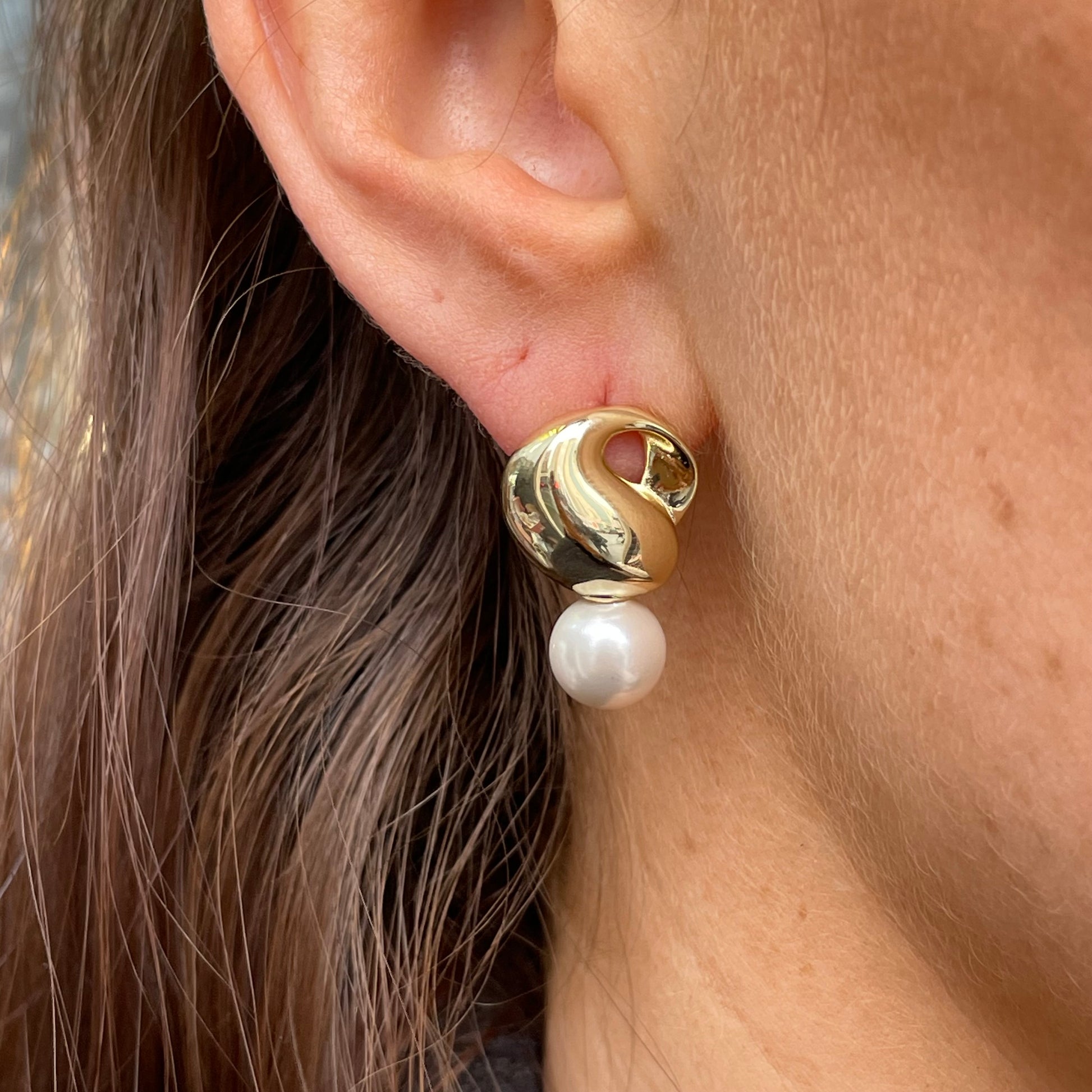 Comero Sunshine faux pearl drop earrings featuring elegant pearl dangle design on silver hooks