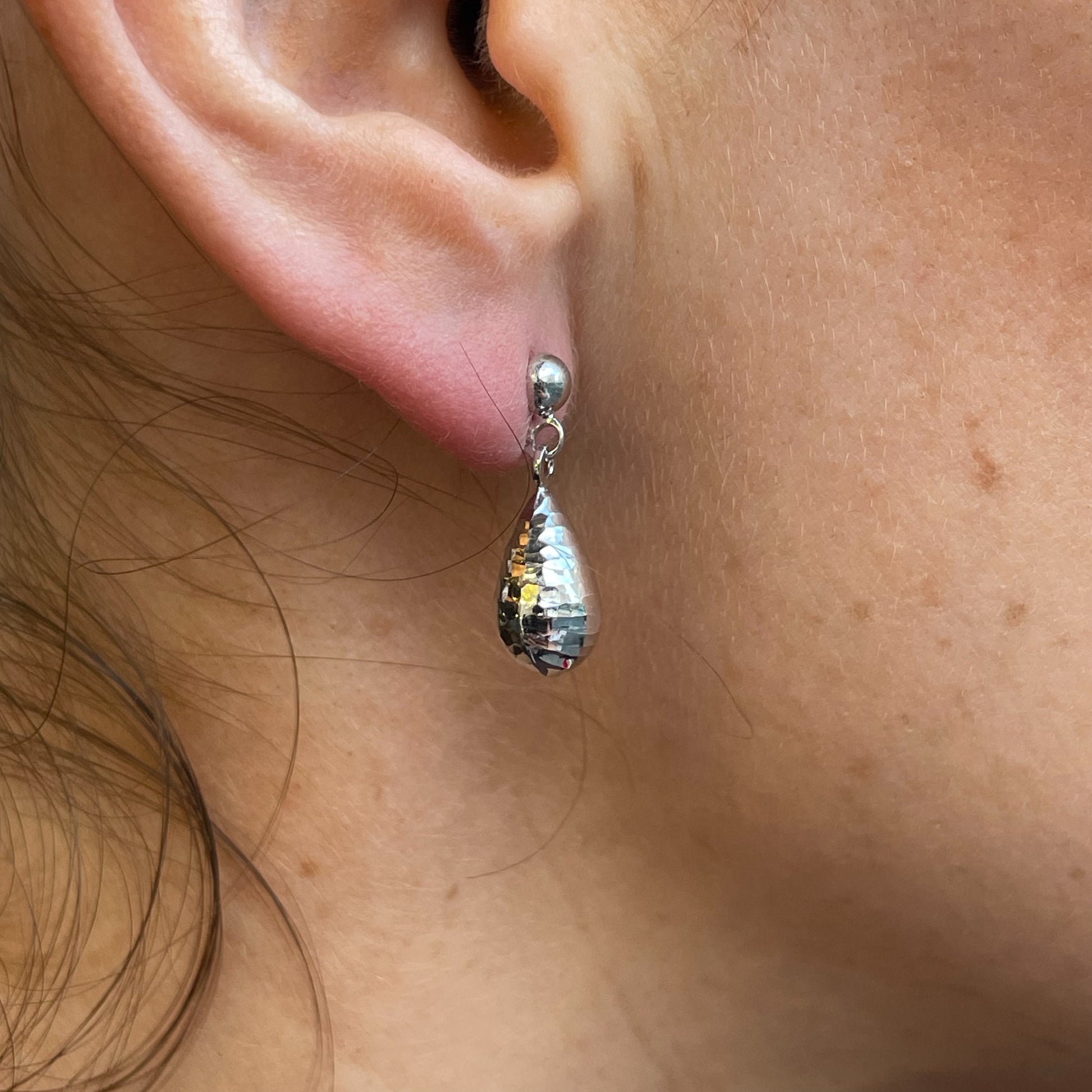 9ct White Gold Tear Drop Earrings | Gadroon - John Ross Jewellers