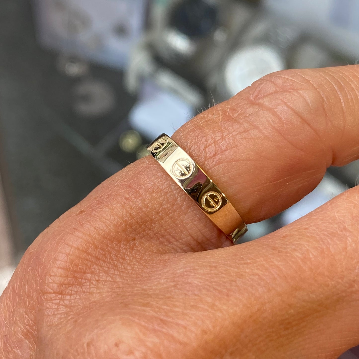 9ct Gold Screw Detail Band Ring - John Ross Jewellers