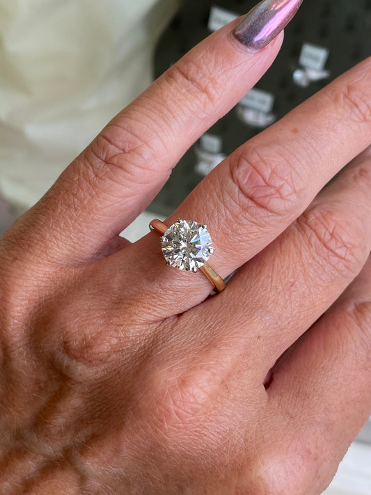 18ct Gold 3.05ct Diamond Solitaire Ring
