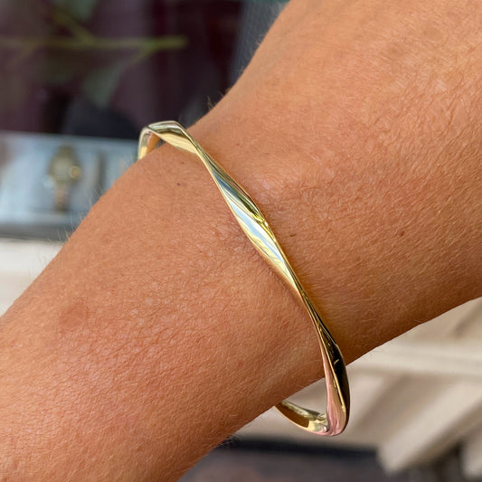 9ct Gold Ribbon Twist Oval Bangle