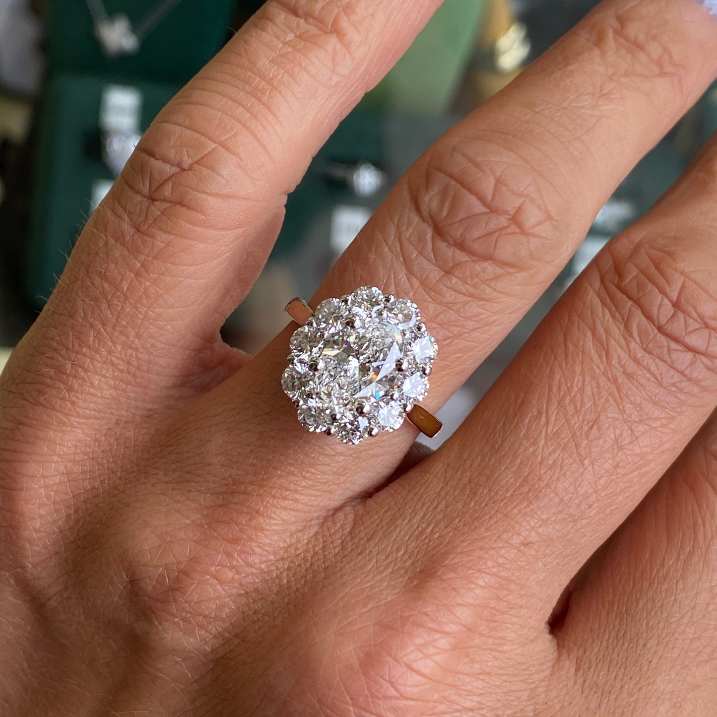18ct Gold Oval Cluster Engagement Ring | Certificated Lab