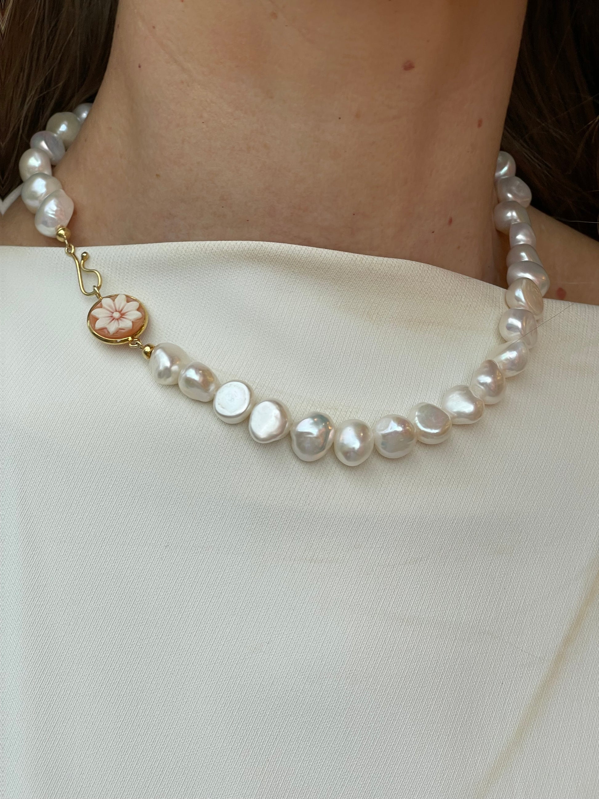 Bruno butterfly and floral cameo necklace with 10-12mm freshwater pearls on a 44cm chain, elegant jewelry accessory.