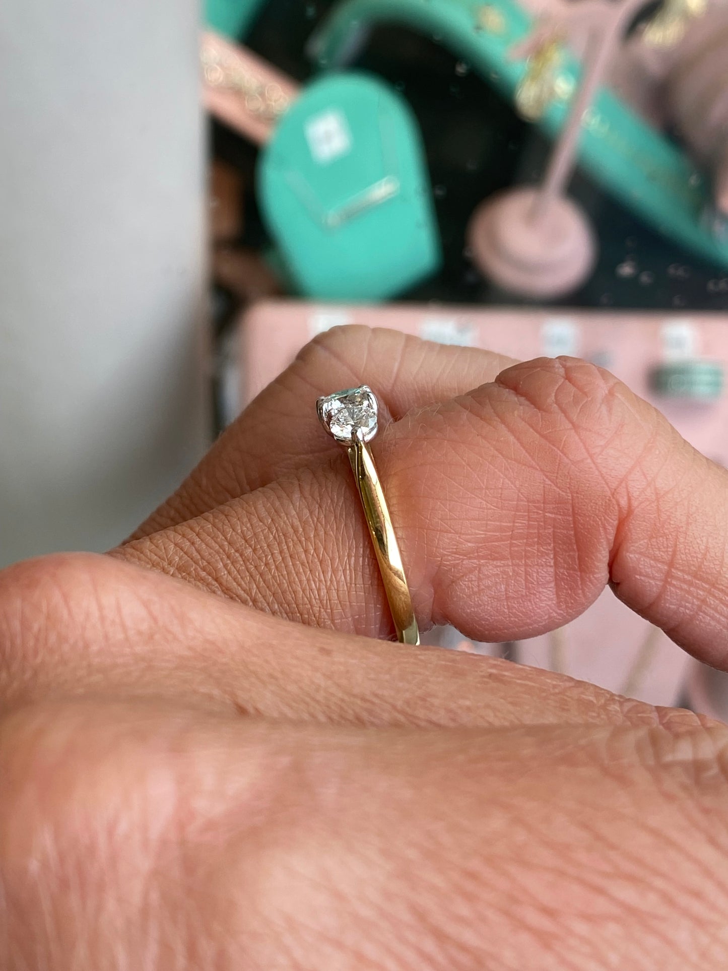 18ct gold trilogy diamond ring by FEU featuring a 1.00ct center diamond and two side diamonds in an elegant design.