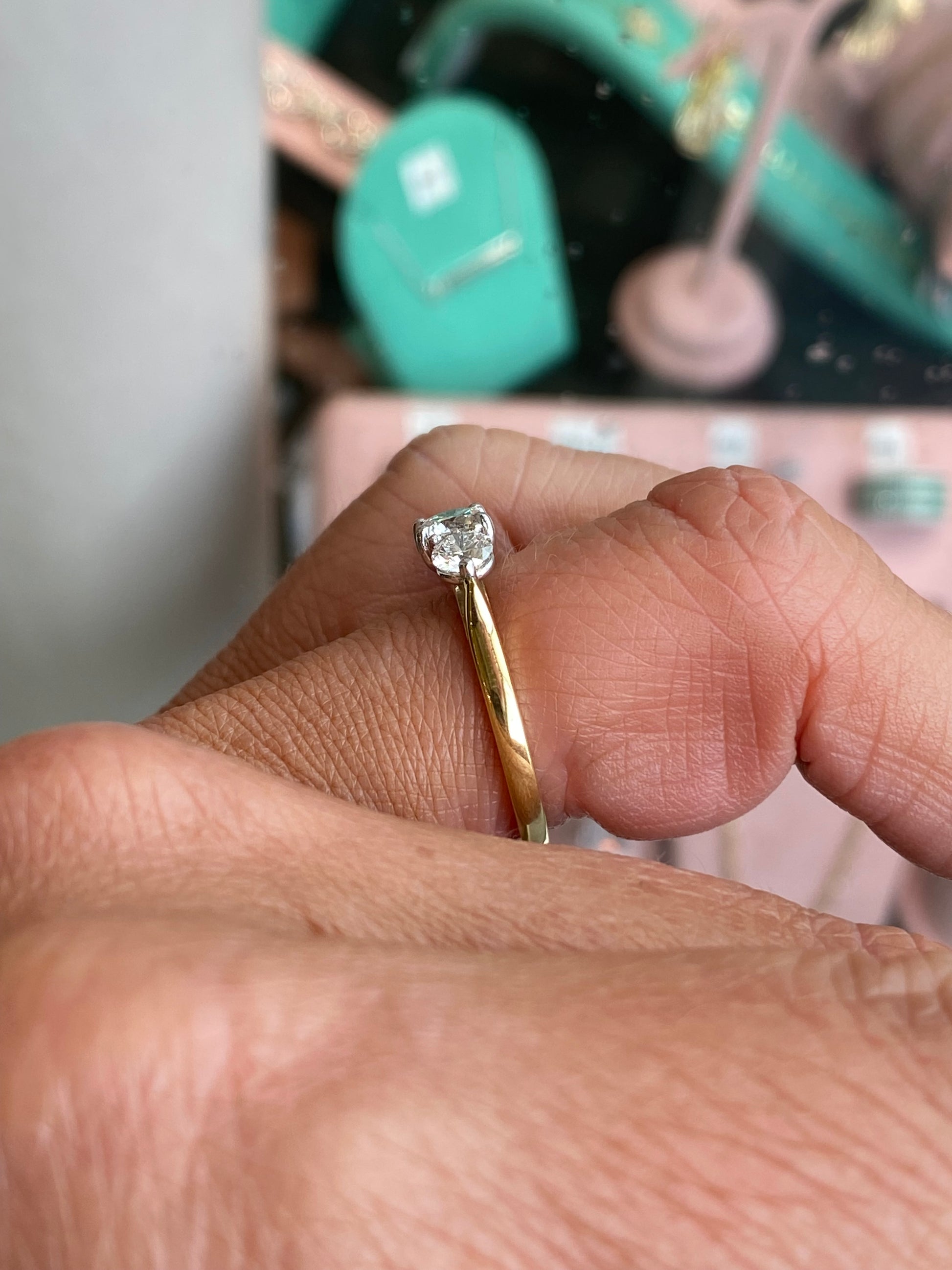 18ct gold trilogy diamond ring by FEU featuring a 1.00ct center diamond and two side diamonds in an elegant design.