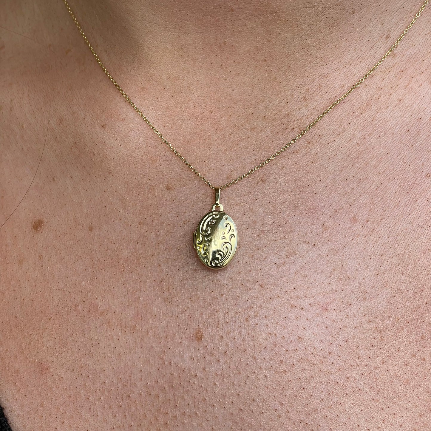 9ct Gold Paisley Oval Locket Necklace | Small