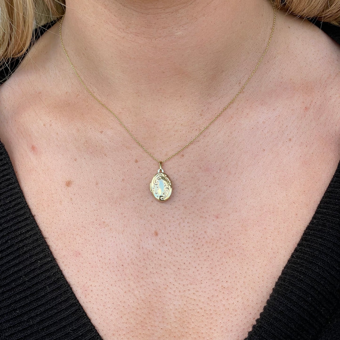 9ct Gold Paisley Oval Locket Necklace | Small