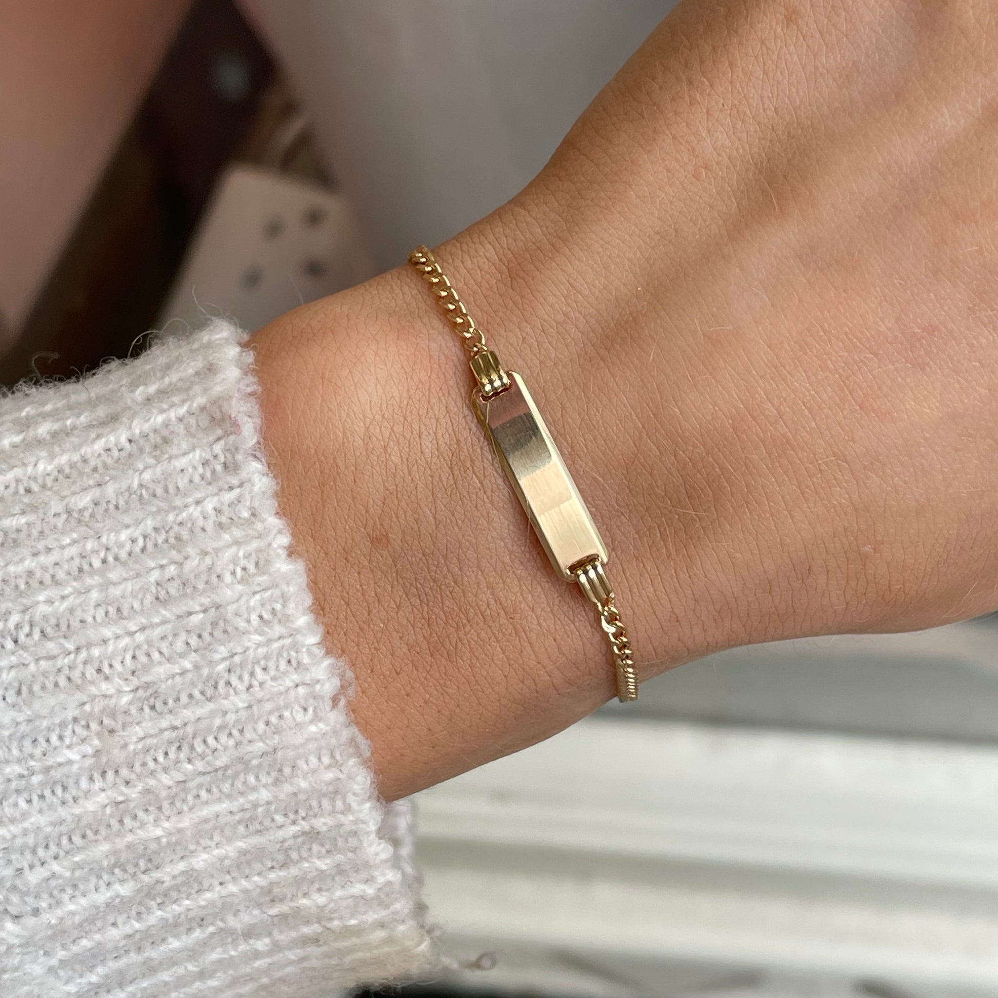 9ct gold bar disc curb identity bracelet for small wrists, featuring engraved bar and disc charms on a curb chain.