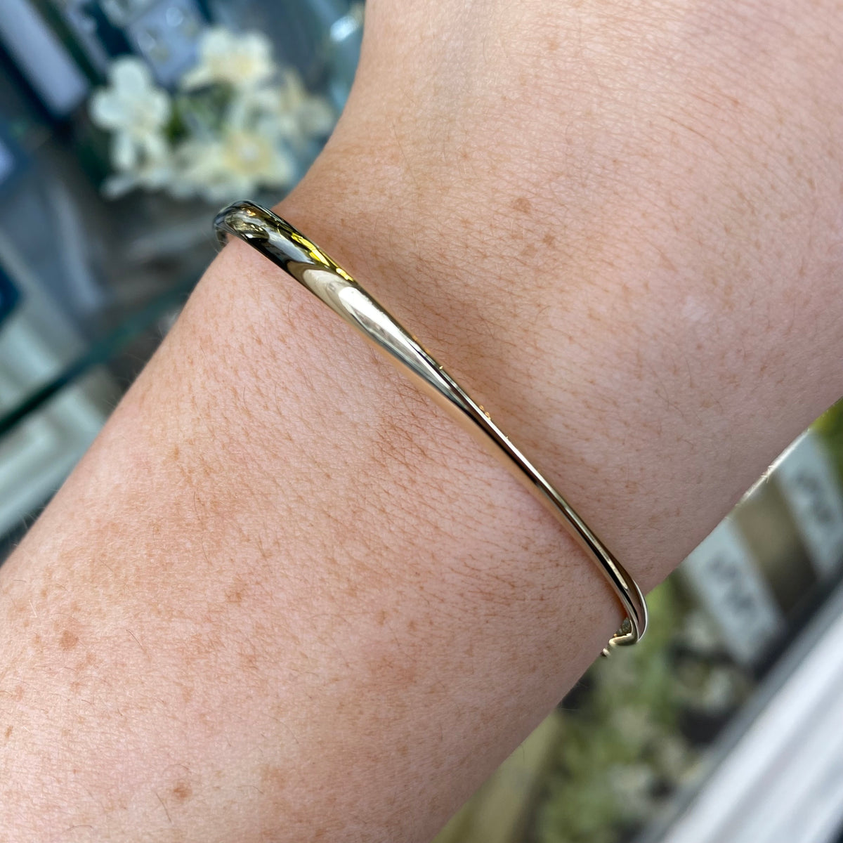 9ct Gold Plain Polished Ribbon Twist Bangle | 4mm