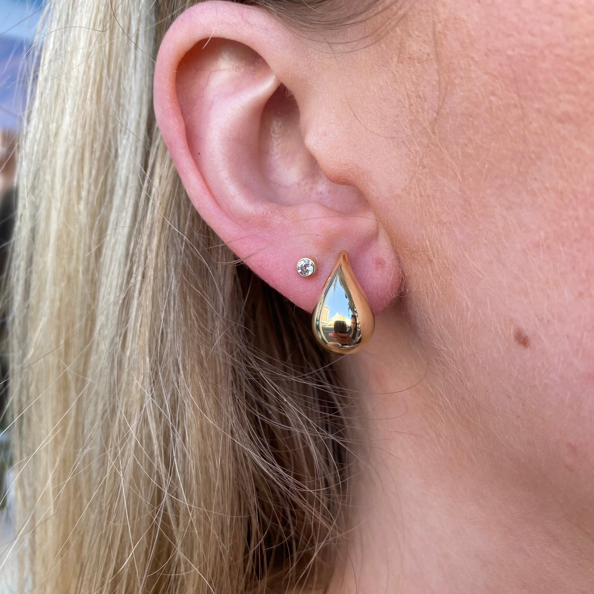 9ct Gold Teardrop Stud Earrings - John Ross Jewellers