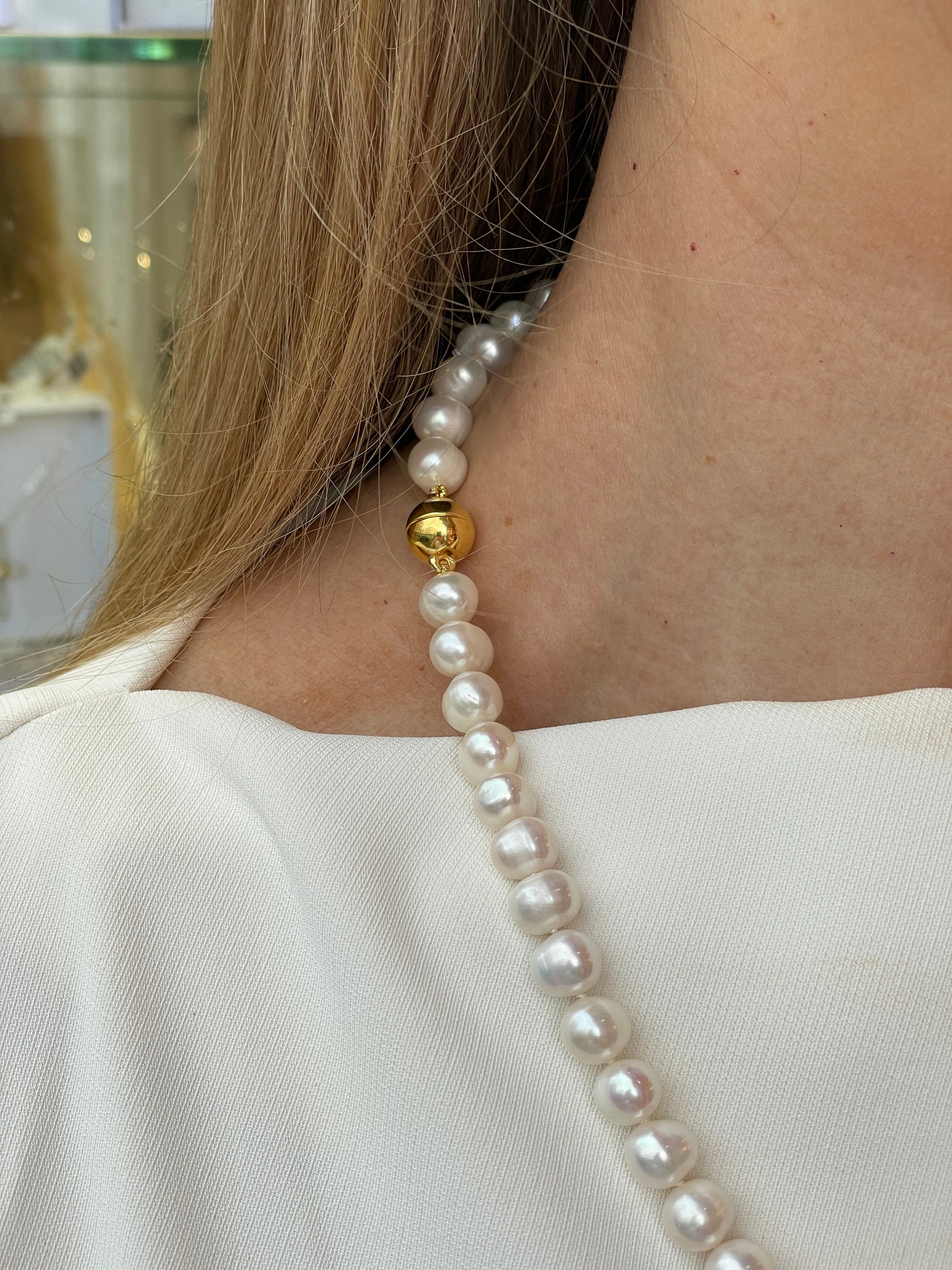 Di Perle cultured freshwater pearl necklace with 8-9mm pearls, 54cm length, showcasing elegant jewelry design.