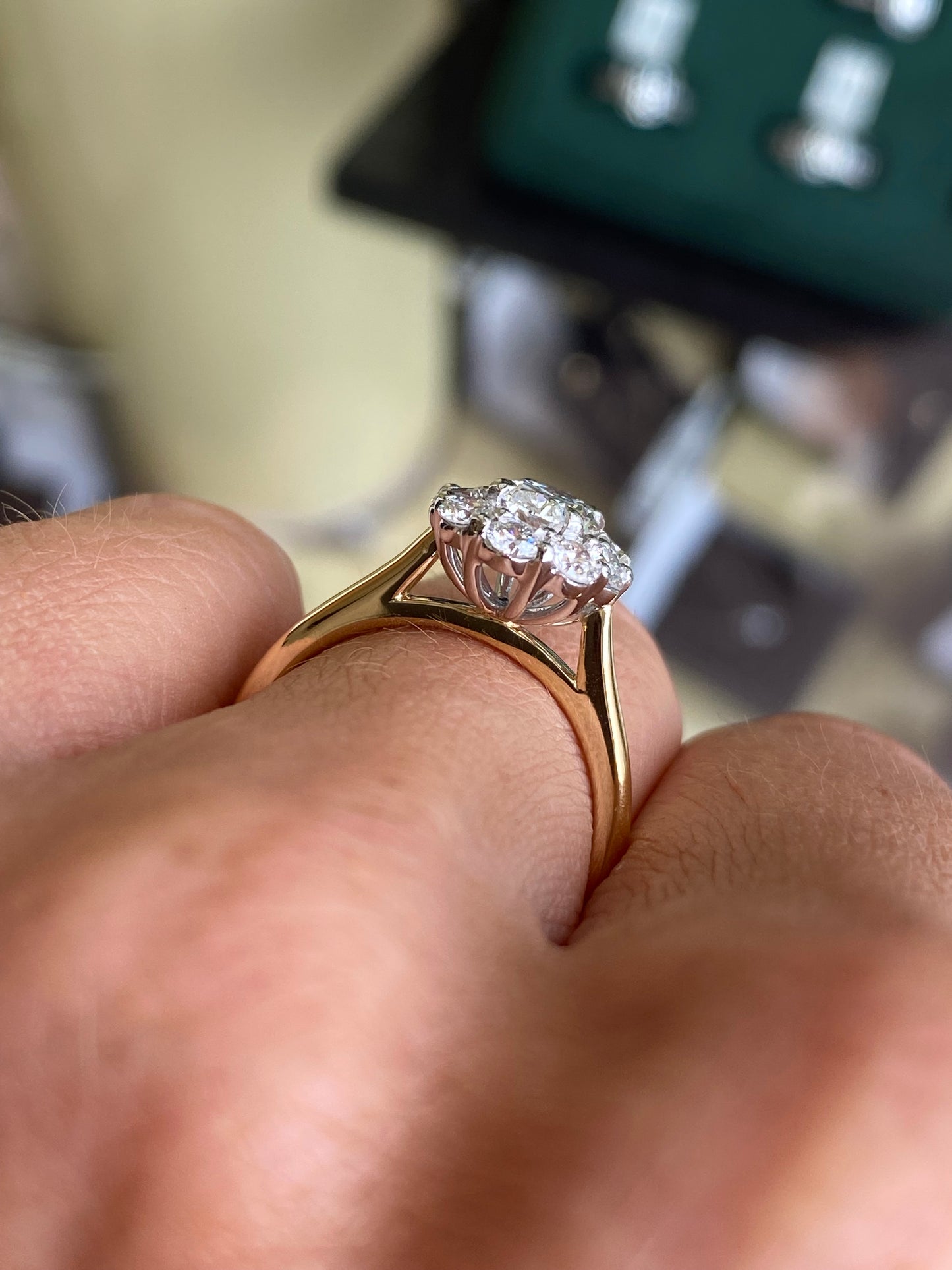 18ct Gold Oval Cluster Engagement Ring | Certificated Lab
