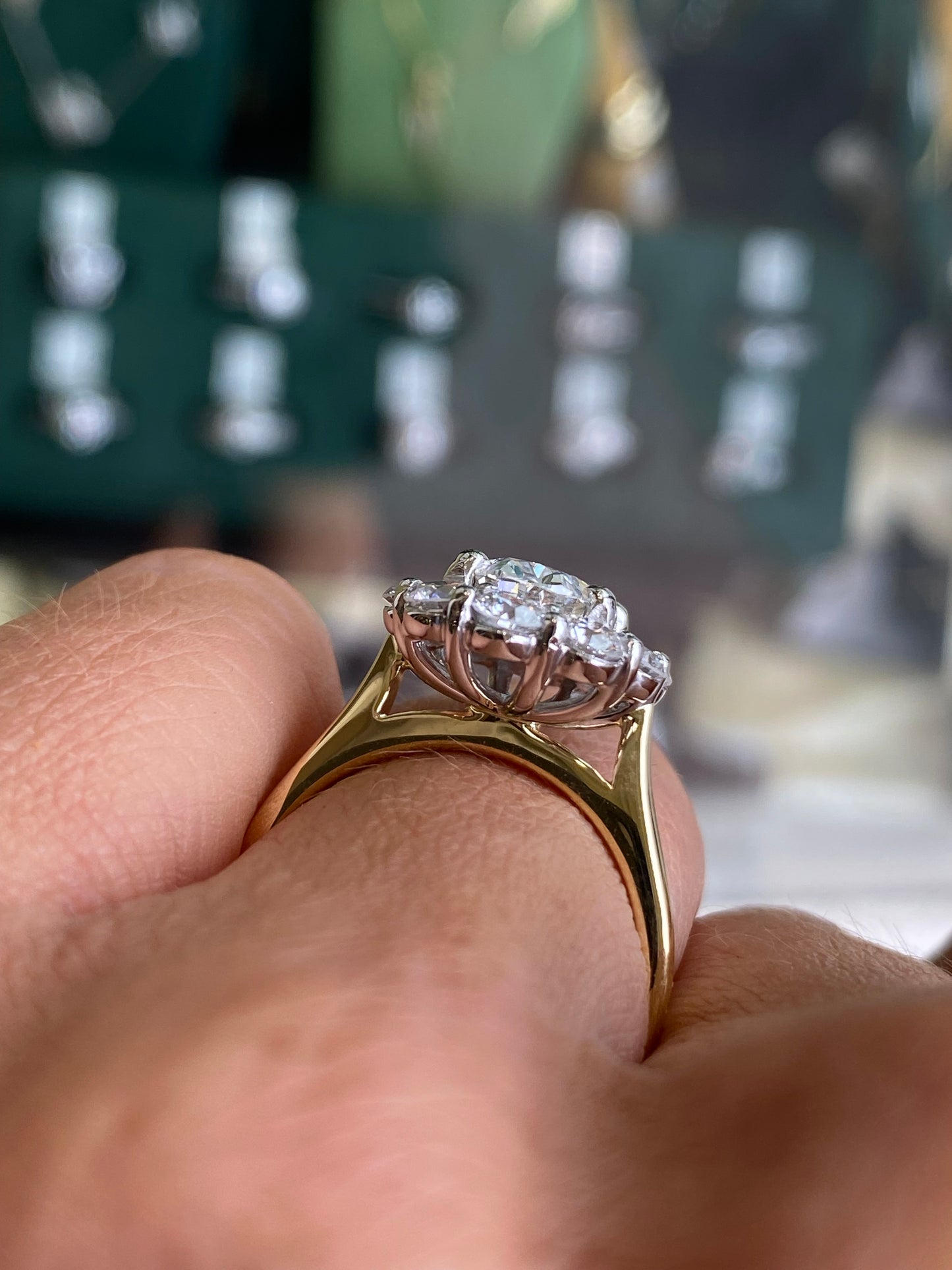 18ct Gold Oval Cluster Engagement Ring | Certificated Lab