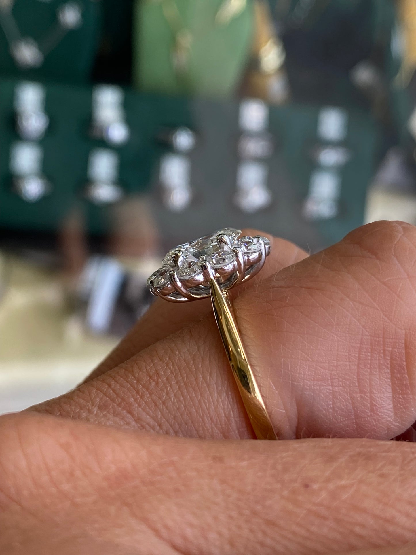 18ct Gold Oval Cluster Engagement Ring | Certificated Lab