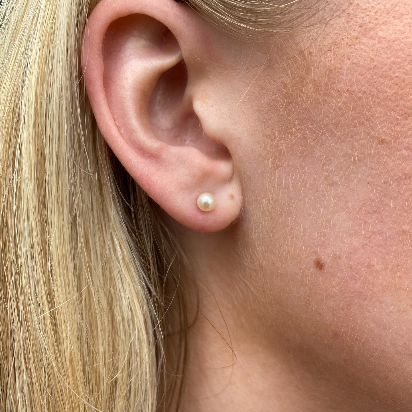 9ct Gold Freshwater Pearl Stud Earrings | 4-4.5mm - John Ross Jewellers