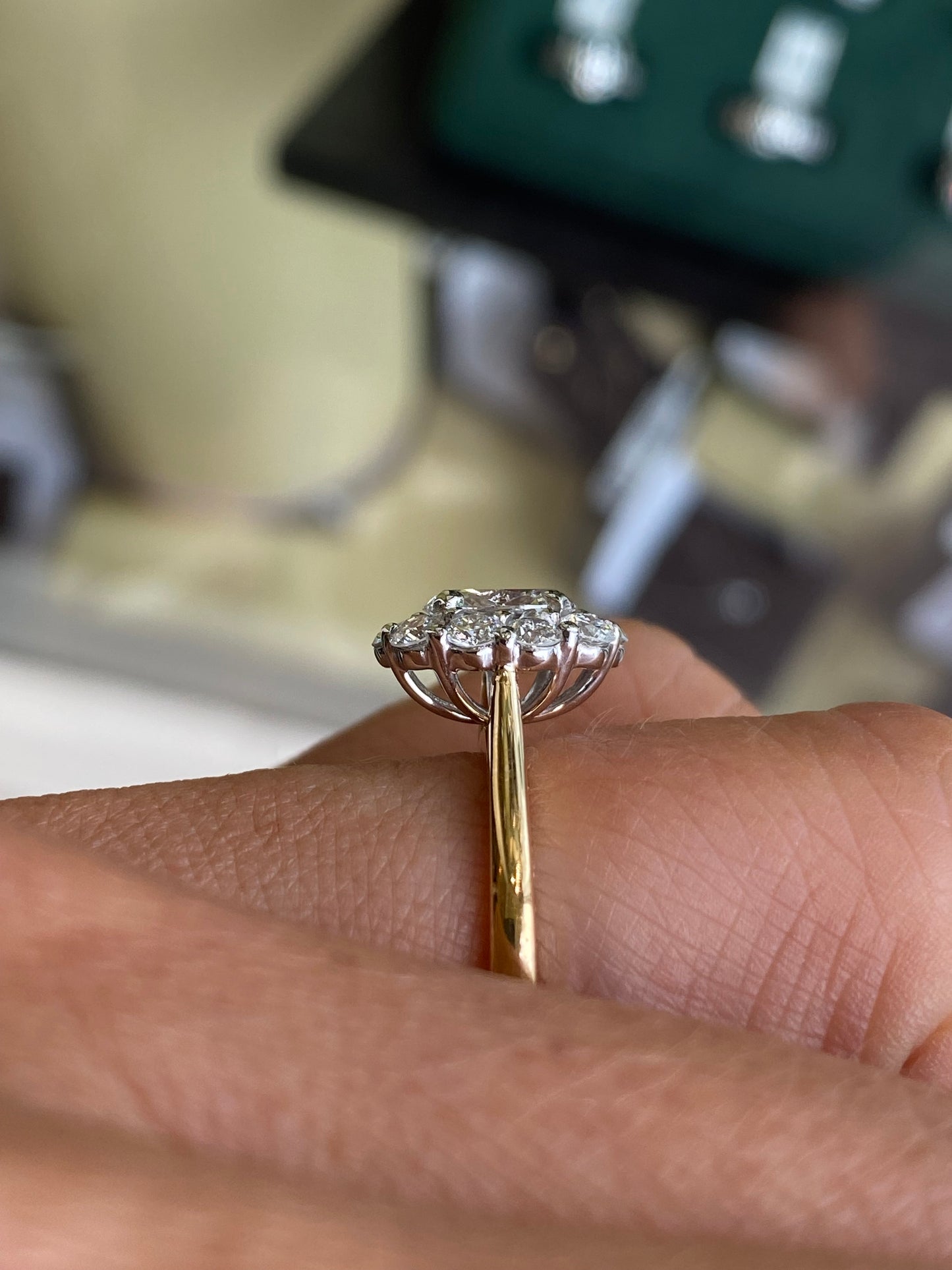 18ct Gold Oval Cluster Engagement Ring | Certificated Lab