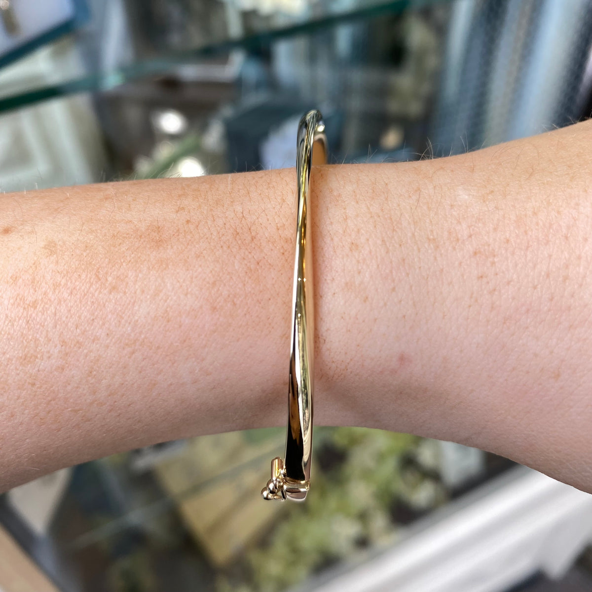 9ct Gold Plain Polished Ribbon Twist Bangle | 4mm