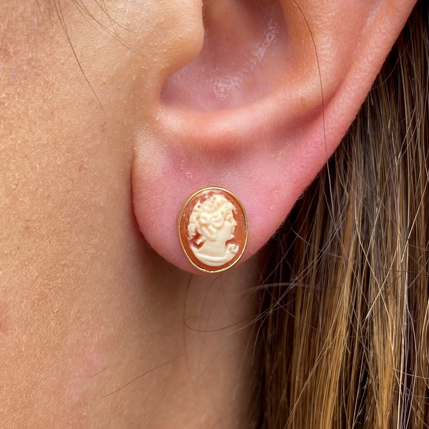18ct Gold Shell Cameo Stud Earrings - John Ross Jewellers