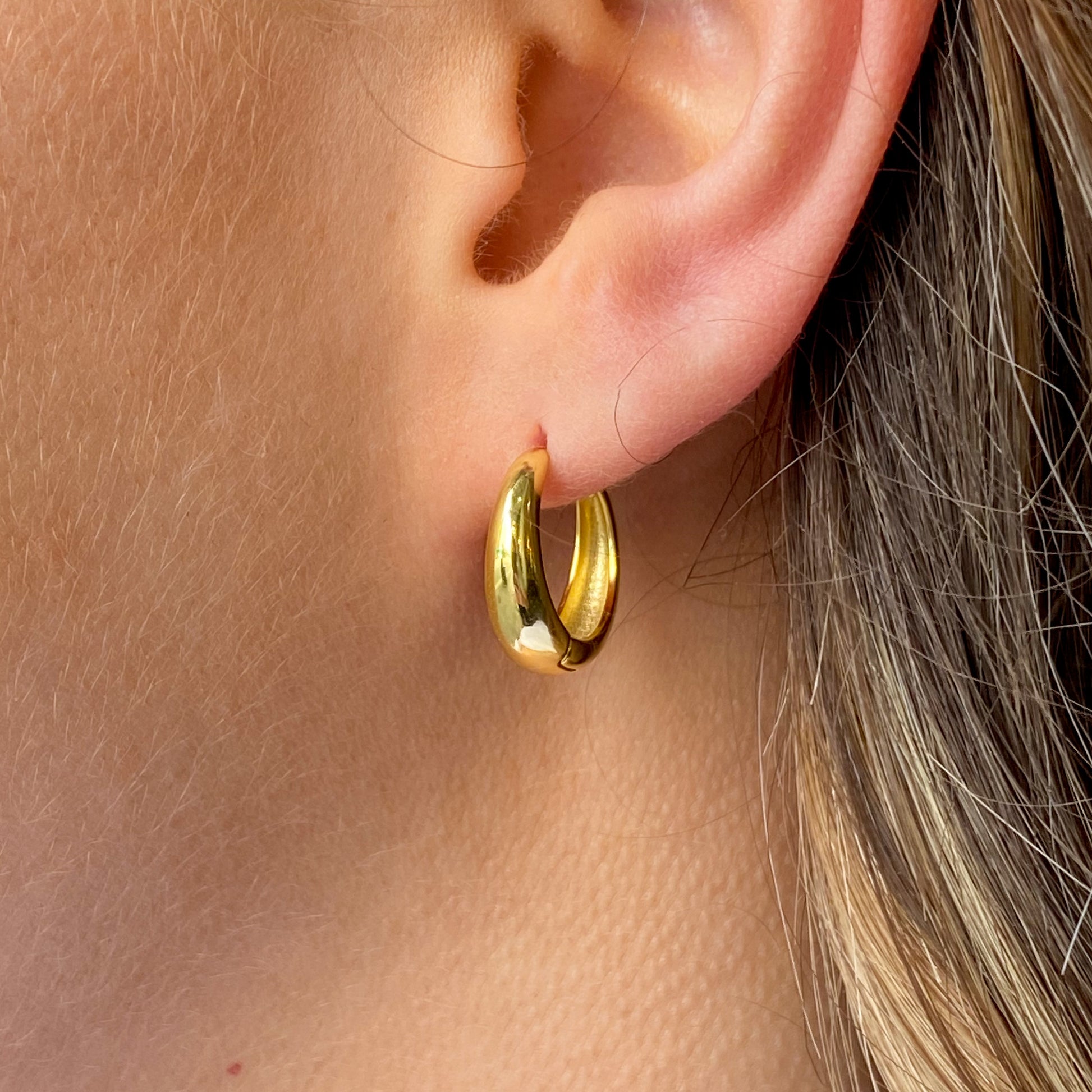 Sunshine Tapered Huggie Hoop Earrings | 11mm - John Ross Jewellers