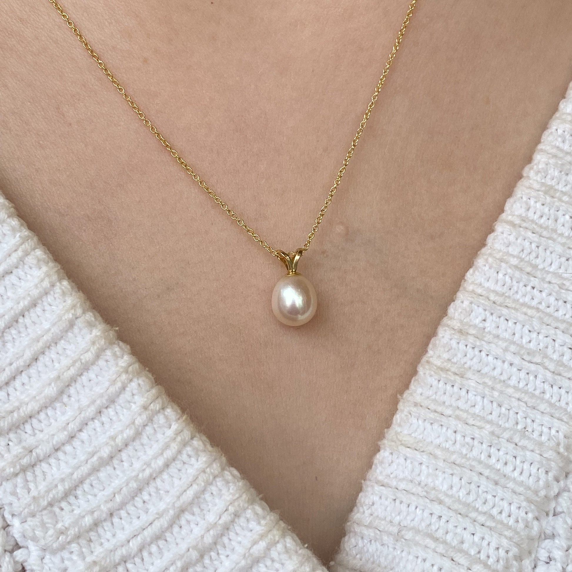 9ct Gold Freshwater Pearl Pendant Necklace | 7mm x 9mm - John Ross Jewellers