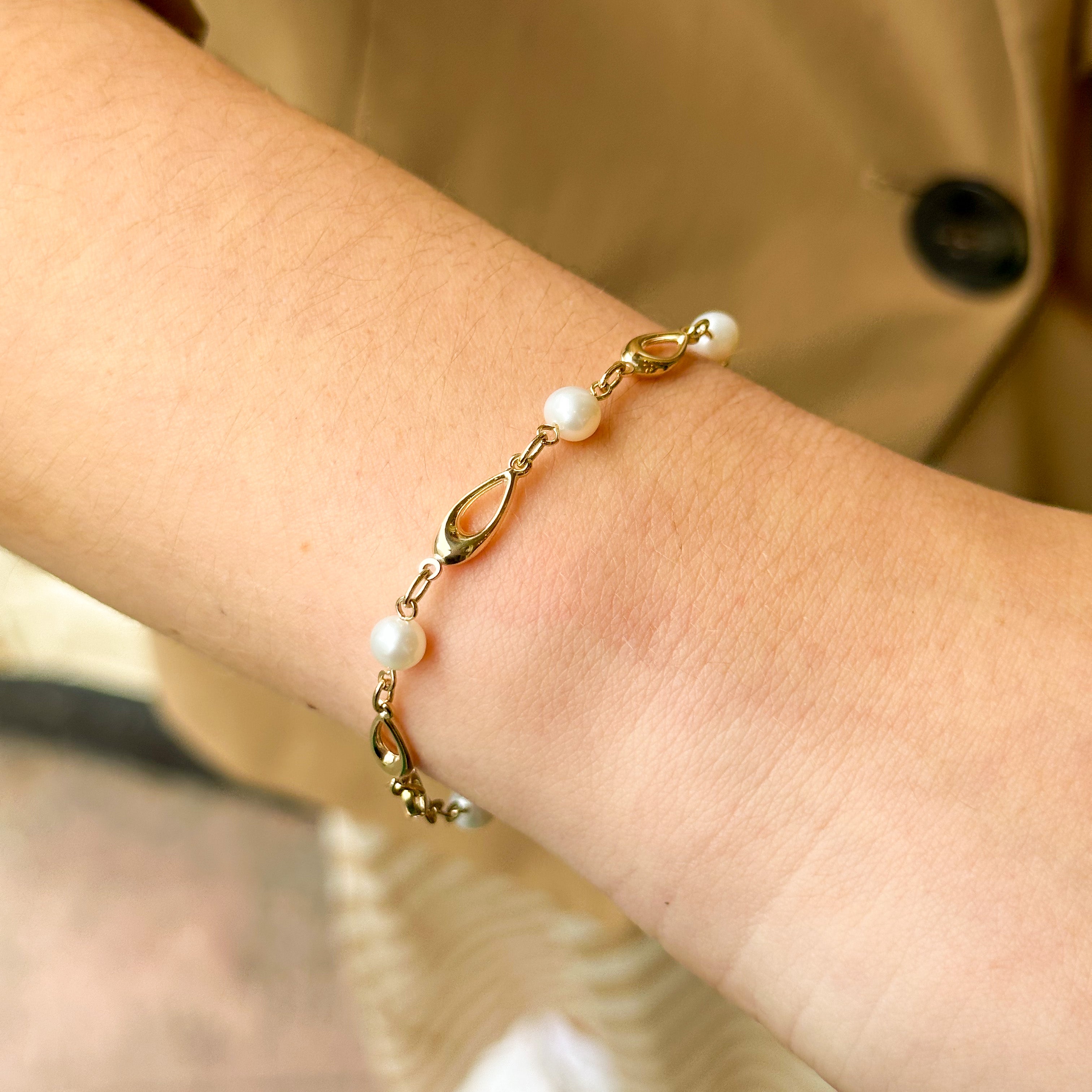 9ct gold store pearl bracelet