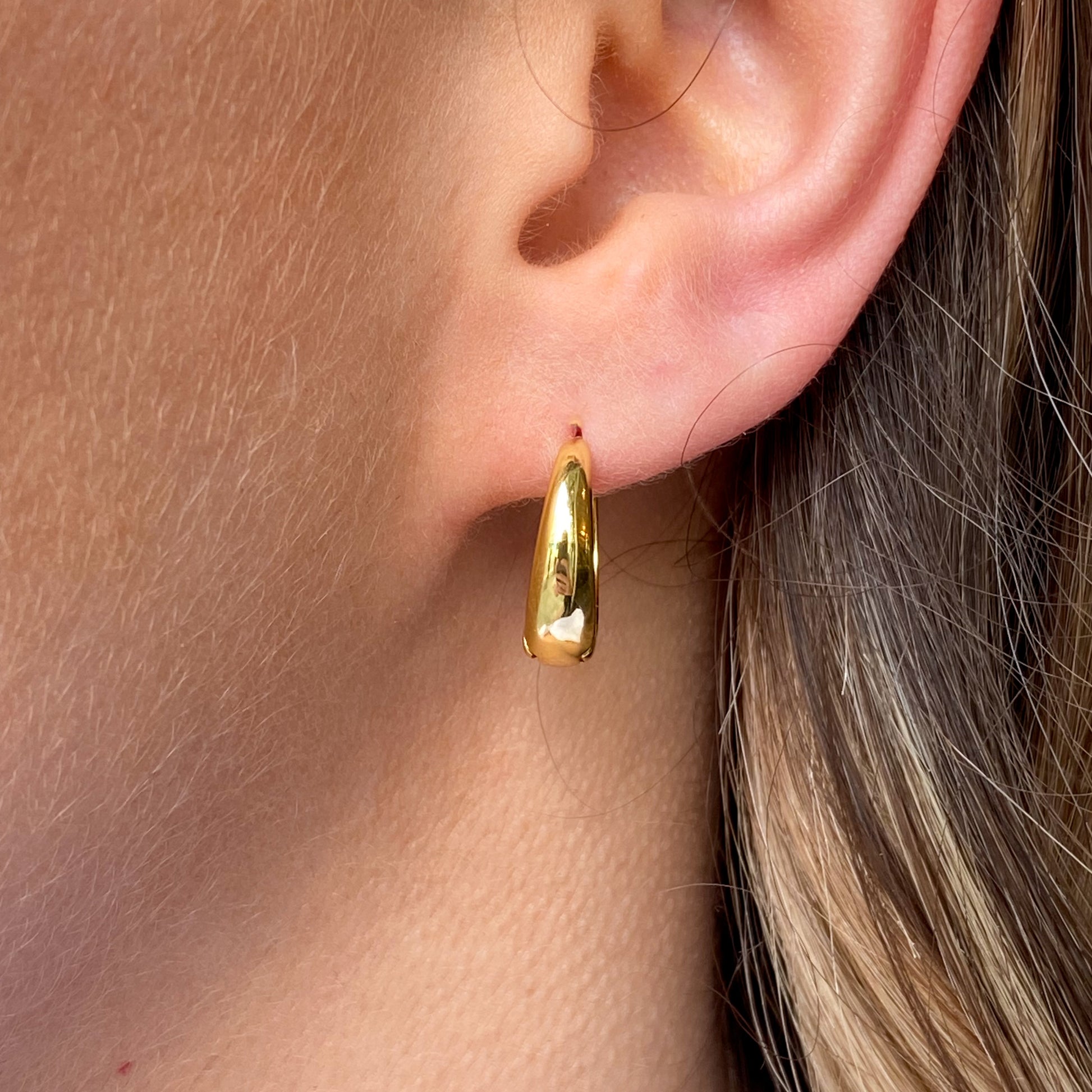 Sunshine Tapered Huggie Hoop Earrings | 11mm - John Ross Jewellers