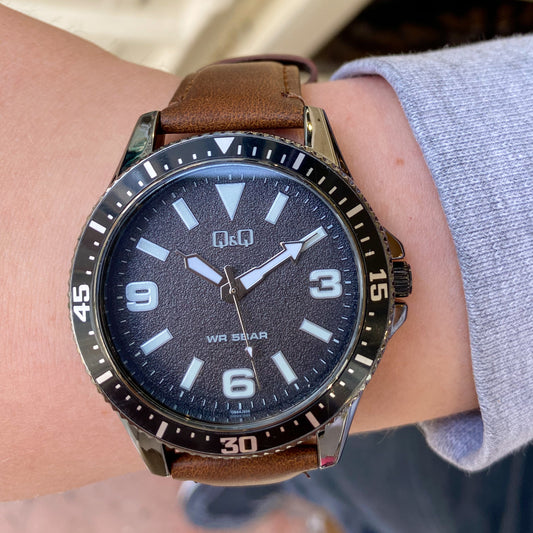 Q&Q Gents Silver Leather Watch - John Ross Jewellers