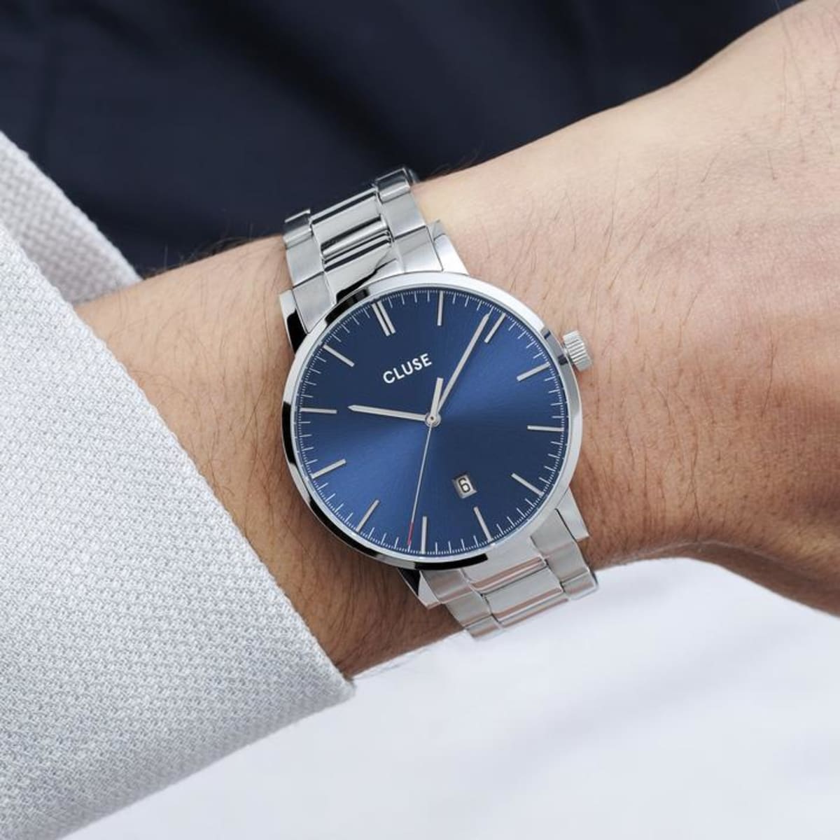 Are you looking for a watch that makes your wrist the center of attention? We've got you covered. This Aravis watch, with a striking blue sunray dial, has been designed for the man who enjoys sophisticated minimalism. No unnecessary details. Just exquisite styling and classic lines, finished with a centered date function. Your Aravis watch will stand the test of time with its high quality stainless steel case and integrated link bracelet. Water resistance: 5 ATM.