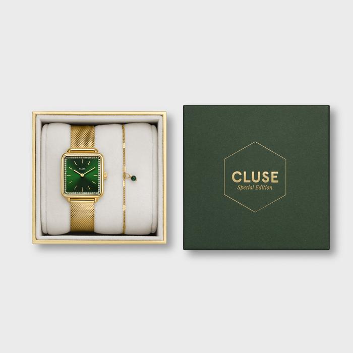 This gorgeous CLUSE gift box for women combines the gold coloured La Tétragone mesh watch with a delicate gold coloured bracelet with a Malachite charm. The CLUSE La Tétragone women's watch features a green square dial with crystal embellishments and a gold coloured mesh strap. Wear it together with the additional gold coloured CLUSE bracelet with a Malachite charm for the perfect green and gold coloured wrist party. Presented in a modern geometric pattern gift box.