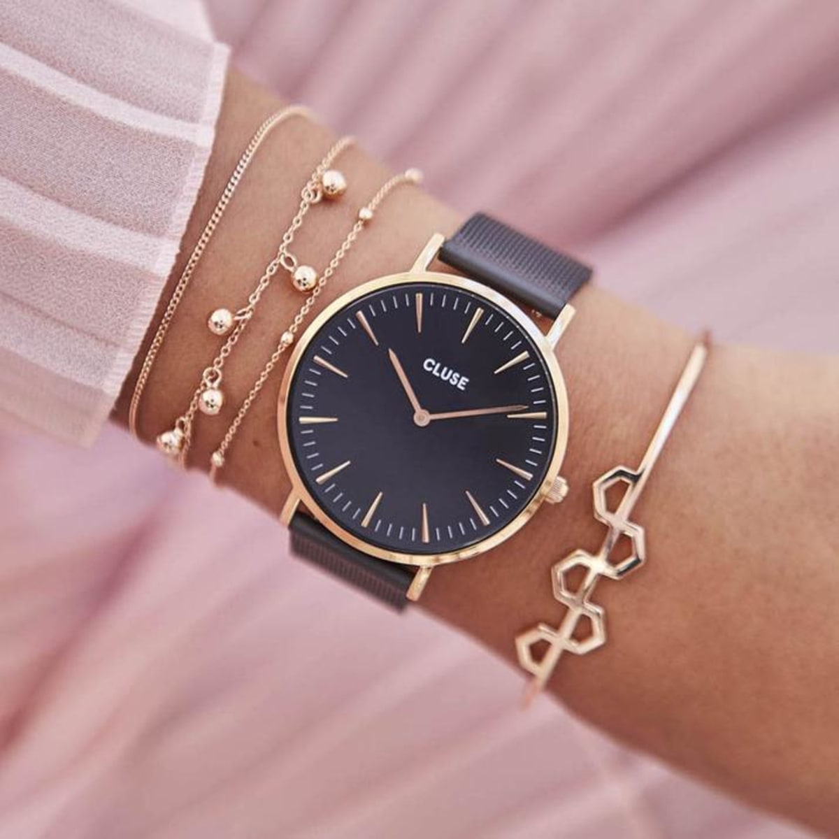 This Boho Chic Mesh model features an ultrathin case with a 38 mm diameter, crafted with precision for a sophisticated and elegant result. Black and rose gold are combined with a black mesh strap, detailed with a rose gold clasp. The strap can be easily interchanged, allowing you to personalise your watch.