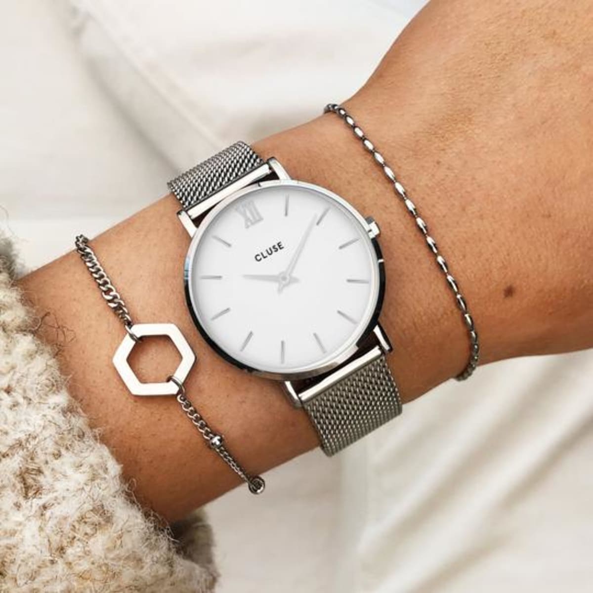 Simply wonderful. Quietly magical. A sleek modern design combining classic silver and eggshell white. Embracing the enchanting elegance of a perfect evening. Stylishly presented in a grey leatherette pouch. As with all our watches in the Minuit collection, you can easily customise this watch with any Minuit or La Roche Petite leather or mesh strap.
