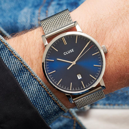Stainless steel and sleek minimalism are at the core of our Aravis collection for men. This 3-hand watch features a date functionality, set in the bottom centre of the watch face. Cool silver and blue combine in this classic watch, with subtle red detailing on the second hand giving additional finesse to the model. Water resistance: 5 ATM.