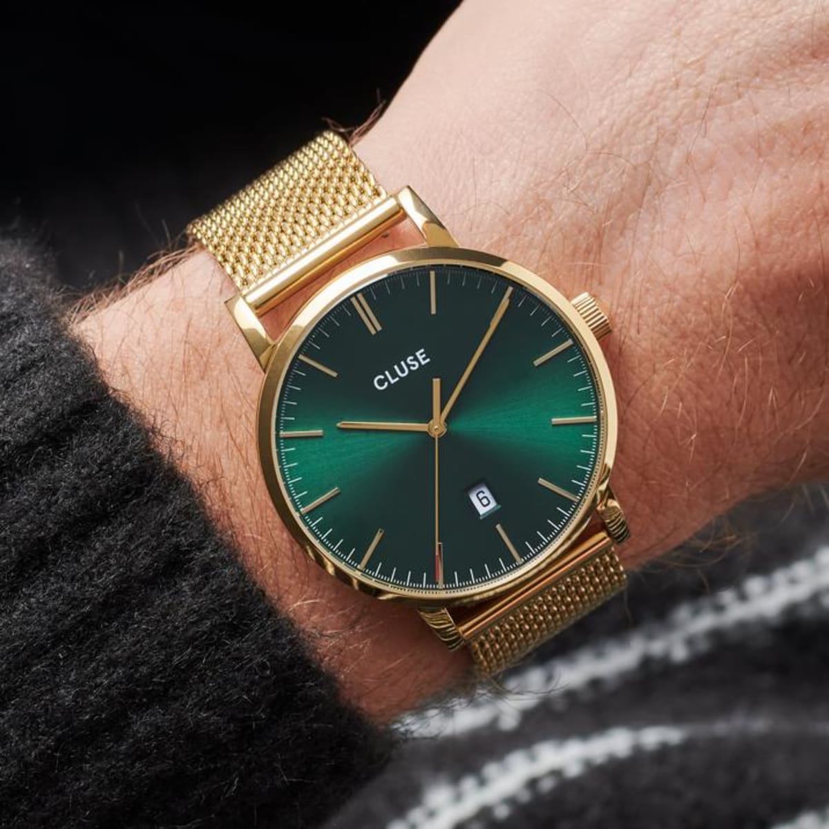 Stainless steel and sleek minimalism are at the core of our Aravis collection for men. This 3-hand watch features a date functionality, set in the bottom centre of the watch face. Contrasting green and gold create a classic yet playful combination, with subtle red detailing on the second hand giving additional finesse to the model. Water resistance: 5 ATM.