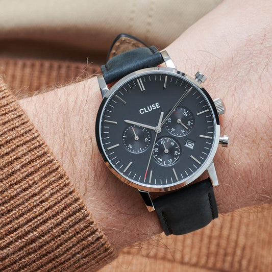 Stainless steel and sleek minimalism are at the core of our Aravis collection for men. This chronograph has a masculine appearance with a black dial and three sub-dials. A perfect everyday companion, also featuring a date function. Contrasting black and silver combine classic and tough design, with subtle red accents hidden within the watch details. Water resistance: 5 ATM.