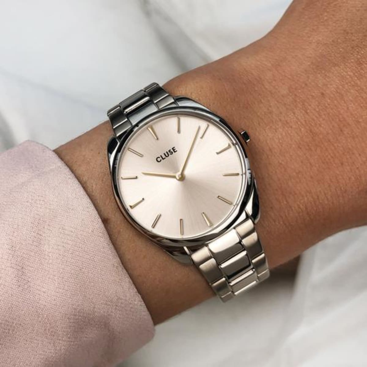 This contemporary charmer is an elegant style companion in daily life and on special occasions. The Féroce Petite is scaled down in size, but not in detail. Its 31.5 mm case is delicate and refined. The pink gold coloured case is surrounded by a pink gold coloured steel strap to give it a feminine and chic finish. You can easily interchange the strap of this Féroce Petite watch with any 16 mm CLUSE watch strap.