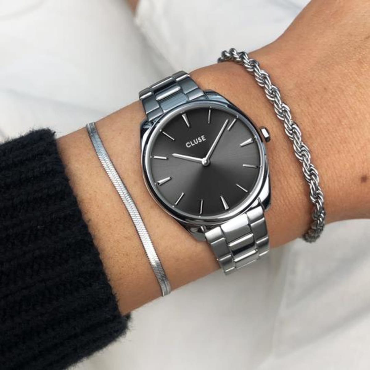 This contemporary charmer is an elegant style companion in daily life and on special occasions. The Féroce Petite is scaled down in size, but not in detail. Its 31.5 mm case is delicate and refined. The dark grey dial is surrounded by a silver coloured case and steel strap to give it a chic and timeless finish. You can easily interchange the strap of this Féroce Petite watch with any 16 mm CLUSE watch strap.