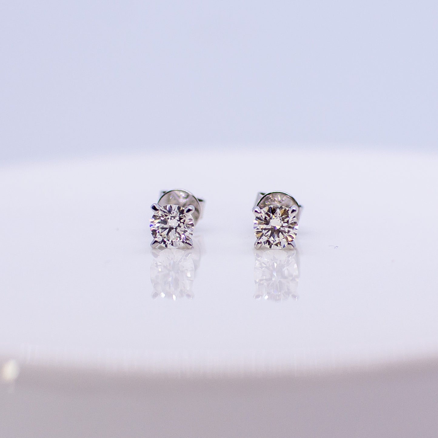 18ct White Gold 1ct Diamond Stud Earrings Each diamond is set in a classic four claw setting.  1ct in total approximately.  18ct white gold stud earrings with butterfly backs.