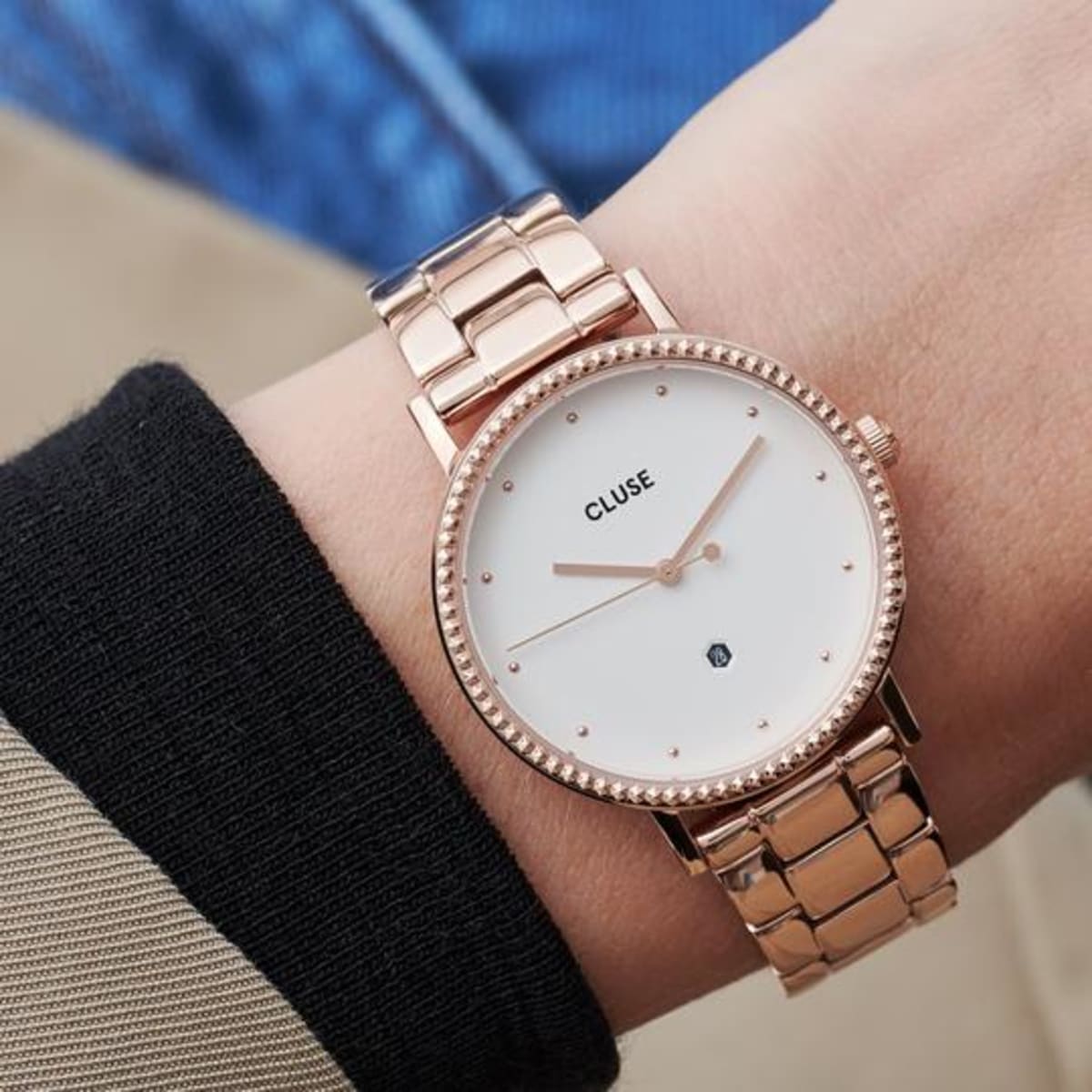 Inspired by romantic encounters, date nights and magical rendezvous. Le Couronnement is our first watch featuring a date function, stylishly set in a black hexagon on the dial. The case is bordered with faceted hexagons adding a unique texture to the watch. This rose gold coloured watch features a chic 16 mm highly polished 3-link strap. As with all our CLUSE watches, our Le Couronnement range is easily interchangeable with any other CLUSE straps of the same size.