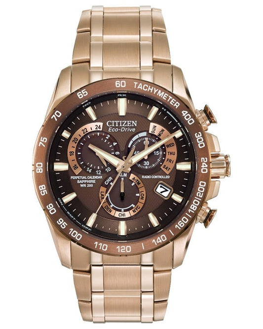 This Citizen Perpetual Chrono A.T is an alarm chronograph with day-date function is Radio Controlled in 5 time zones. Featuring an anti-reflective sapphire crystal. In warm shades of brown and gold with stainless steel rose gold brown ion plating and a stainless steel rose gold bracelet.
