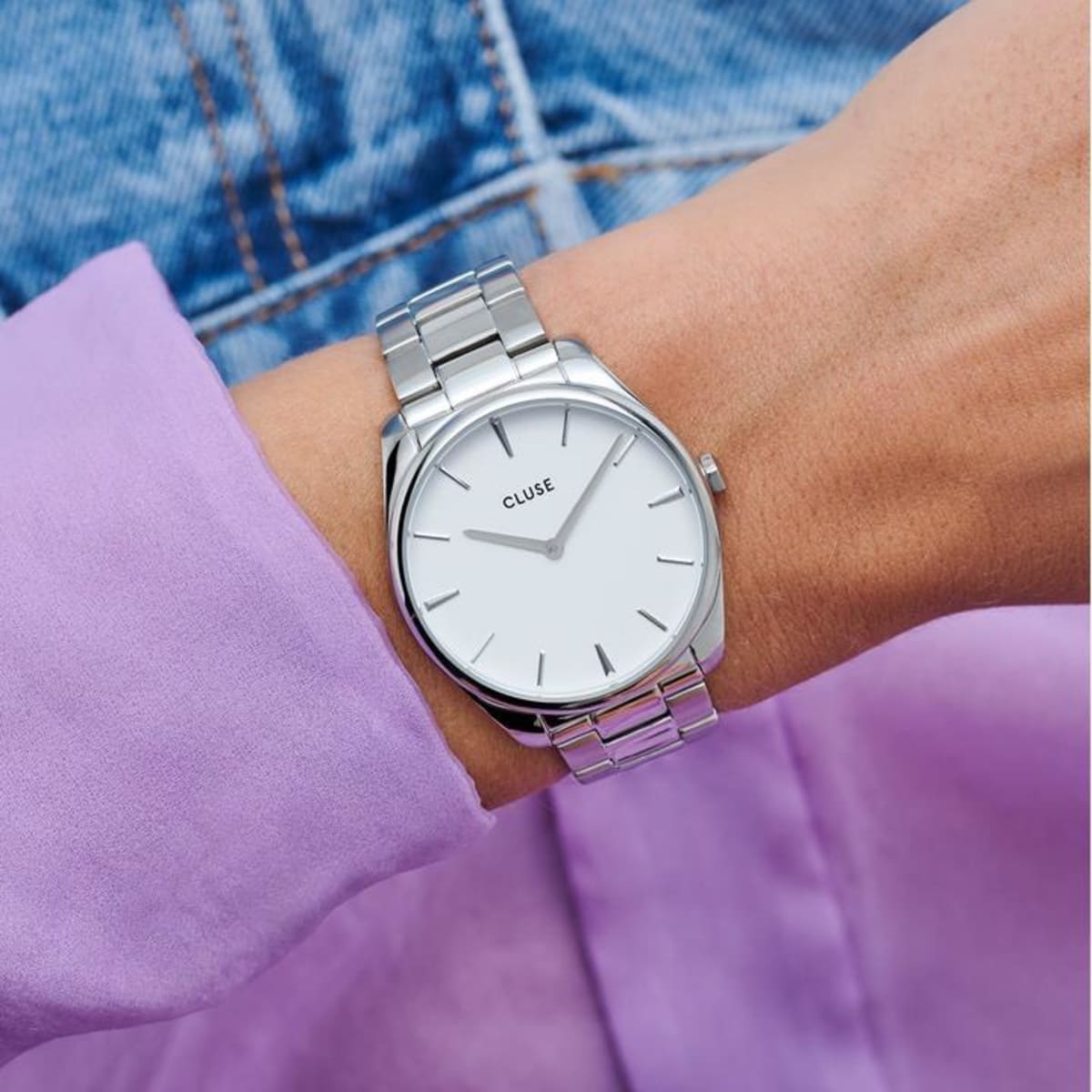 If you like to blur the lines between minimalism and glamour, this CLUSE Féroce watch offers you the best of both worlds. It's a true classic. An ode to our love for minimalism and joie de vivre. Its 36 mm case is refined but pronounced: a perfect companion for the mid-sized wrist. The matte white dial blends perfectly with the silver coloured case and link bracelet. You can easily interchange the strap of this Féroce model with any 18 mm CLUSE watch strap.