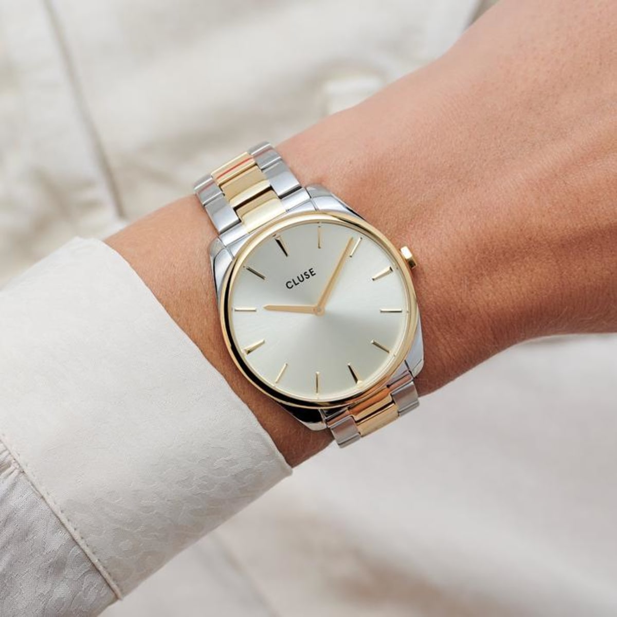 If you like to blur the lines between minimalism and glamour, this bicolor CLUSE Féroce watch offers you the best of both worlds. It's a true classic. An ode to our love for minimalism and joie de vivre. Its 36 mm case is refined but pronounced: a perfect companion for the mid-sized wrist. The gold sunray dial blends perfectly with its bicolor silver & gold case and link bracelet. You can easily interchange the strap of this Féroce model with any 18 mm CLUSE watch strap.