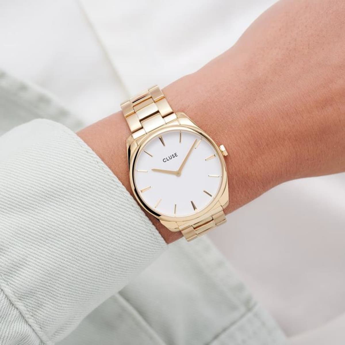 Product Description If you like to blur the lines between minimalism and glamour, this CLUSE Féroce watch offers you the best of both worlds. It's a true classic. An ode to our love for minimalism and joie de vivre. Its 36 mm case is refined but pronounced: a perfect companion for the mid-sized wrist. The matte white dial blends perfectly with its gold coloured case and link bracelet. You can easily interchange the strap of this Féroce model with any 18 mm CLUSE watch strap.