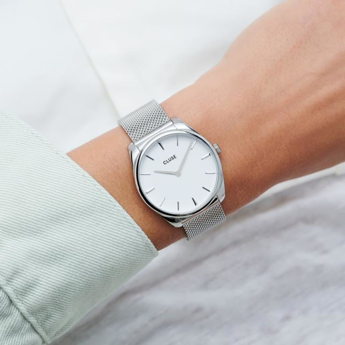 If you like to blur the lines between minimalism and glamour, this CLUSE Féroce watch offers you the best of both worlds. It's a true classic. An ode to our love for minimalism and joie de vivre. Its 36 mm case is refined but pronounced: a perfect companion for the mid-sized wrist. The matte white dial blends perfectly with the silver coloured case and mesh strap. You can easily interchange the strap of this Féroce model with any 18 mm CLUSE watch strap.