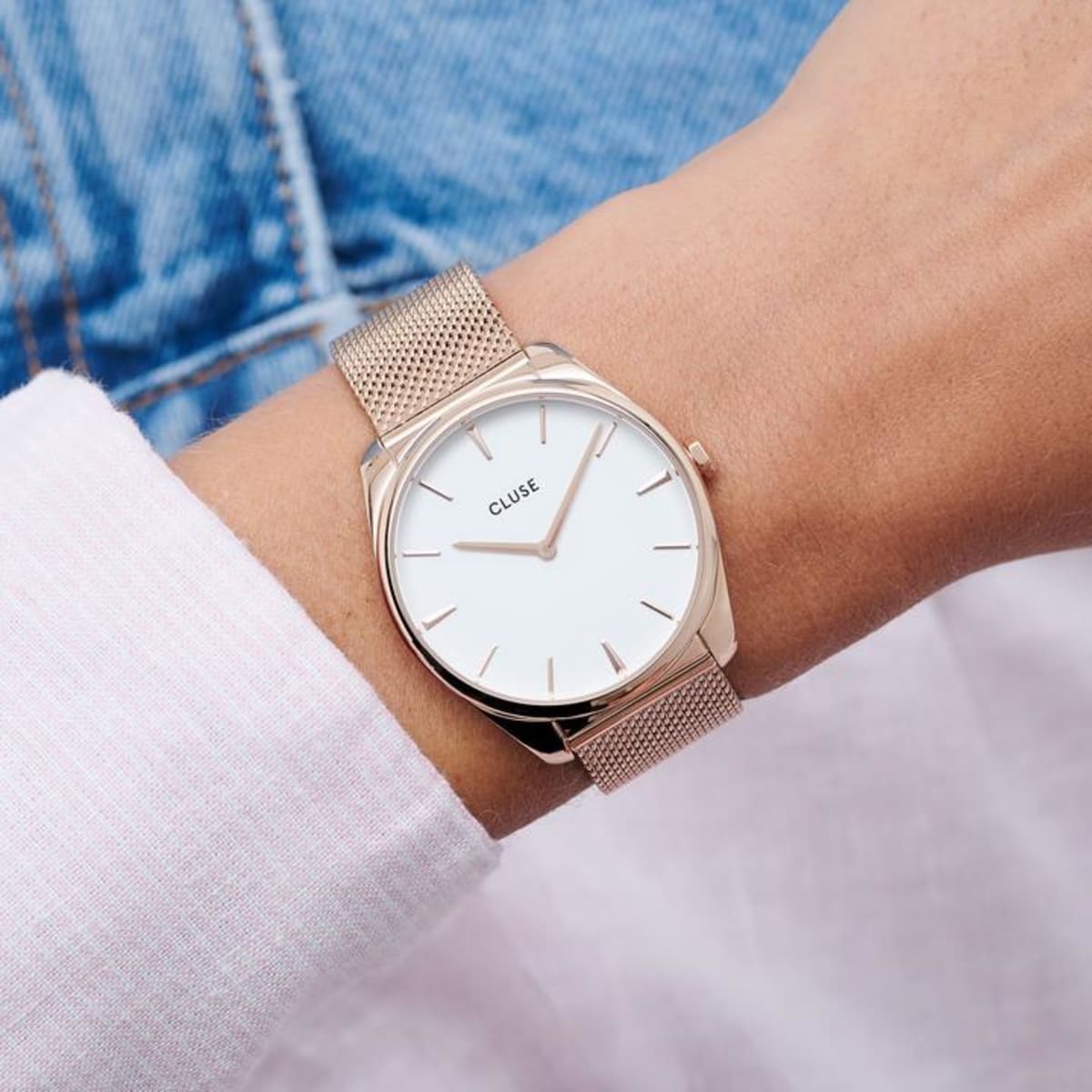 If you like to blur the lines between minimalism and glamour, this CLUSE Féroce watch offers you the best of both worlds. It's a true classic. An ode to our love for minimalism and joie de vivre. Its 36 mm case is refined but pronounced: a perfect companion for the mid-sized wrist. The matte white dial blends perfectly with the rose gold coloured case and mesh strap. You can easily interchange the strap of this Féroce model with any 18 mm CLUSE watch strap.